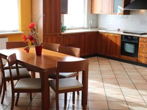 A kitchen or kitchenette at Tranquility in the center of Lazise, neraby the lake
