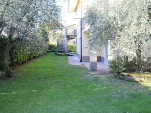 A garden outside Tranquility in the center of Lazise, neraby the lake