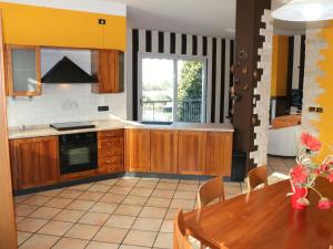 A kitchen or kitchenette at Tranquility in the center of Lazise, neraby the lake