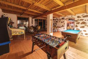 クレッヒにあるWinzervilla Klöchの卓球台とプールが備わる客室です。