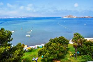 - Vistas a una playa con barcos en el agua en Hotel Izán Cavanna, en La Manga del Mar Menor