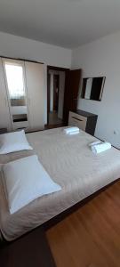 1 Schlafzimmer mit 2 großen Betten mit weißer Bettwäsche in der Unterkunft Belvedere Holiday Club К302 in Bansko
