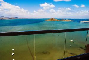 einen Blick auf das Meer von einem Kreuzfahrtschiff in der Unterkunft Hotel Izán Cavanna in La Manga del Mar Menor