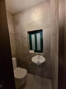 Ένα μπάνιο στο 2 bedroom apartment in Bugibba