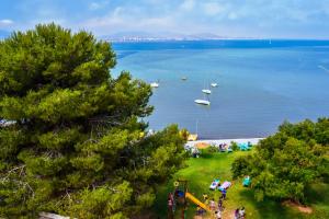 widok na plażę z łodziami w wodzie w obiekcie Hotel Izán Cavanna w mieście La Manga del Mar Menor