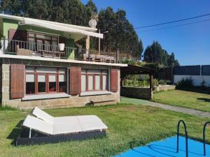 una casa con piscina frente a ella en Casa a pié de playa de Cariño Doniños, en Ferrol