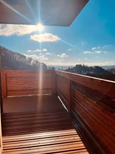 uma varanda com vista para as montanhas em Private Spa Lodge Odenwald em Lindenfels