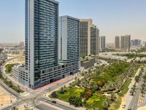 una vista aérea de una ciudad con edificios altos en WelHome - Evergreen Apartment Amidst Vibrant JVC With Pool, en Dubái