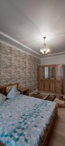 een slaapkamer met een groot bed in een kamer bij Апартаменты на 14 этаже ЖК АРАЙ in Aqtöbe