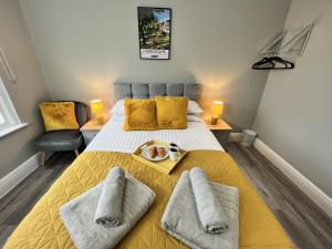 um quarto com uma cama com uma bandeja de comida em Luxurious Harrogate Penthouse with Free Parking em Harrogate