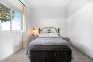 a bedroom with a bed with a large window at Casa Abubilla in Nazaret