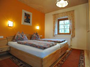 1 dormitorio con cama y ventana en Ferienhaus Nickl, en Weissbriach