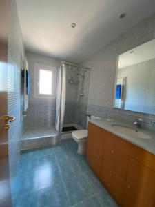 y baño con lavabo, aseo y ducha. en Shambala B&B, en Sitges