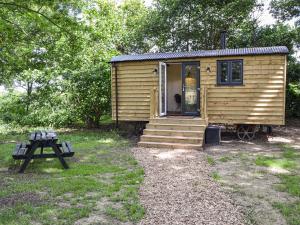 a wooden cabin with a picnic table in front of it at Oak - Ukc4846 in Cantley