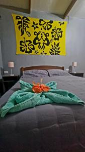 Postel nebo postele na pokoji v ubytování Hostal Henua Roa