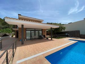 Villa con piscina y casa en Shambala B&B, en Sitges