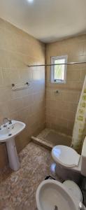 een badkamer met een toilet en een wastafel bij Cabaña Don Justino in El Calafate