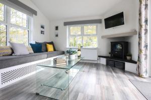 een woonkamer met een bank en een glazen salontafel bij GlenHaven Holiday Accommodation in Glenariff