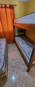 1 Schlafzimmer mit 2 Etagenbetten in einem Zimmer in der Unterkunft Cabaña Don Justino in El Calafate