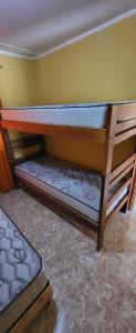 ein paar Etagenbetten in einem Zimmer in der Unterkunft Cabaña Don Justino in El Calafate