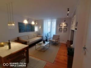ein Wohnzimmer mit einem Sofa und einem Tisch in der Unterkunft Timeless - Energy - Belém in Lissabon