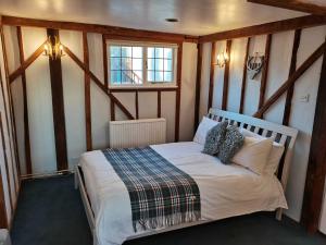 Uma cama ou camas num quarto em Retreats at Stansted Manor