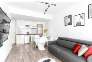 salon z kanapą i stołem w obiekcie Bristol Sunset Beach - Holiday Apartments w Corralejo