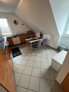 a kitchen with a table and chairs in a room at Sonnenschein in Uelzen