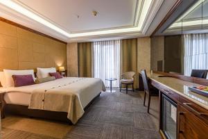 una camera d'albergo con letto e TV di Eurostars Hotel Old City a Istanbul