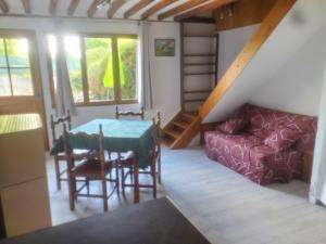 salon ze stołem i kanapą w obiekcie HAMPTON COTTAGE w mieście Aubry-le-Panthou