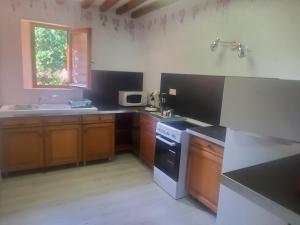 kuchnia ze zlewem i kuchenką w obiekcie HAMPTON COTTAGE w mieście Aubry-le-Panthou