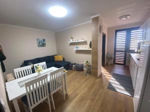 sala de estar con sofá azul y mesa en Gardenia Apartment, en Veliko Tŭrnovo