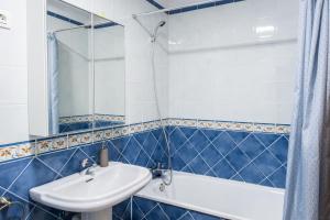 A bathroom at Casa Marine Még 5 kép