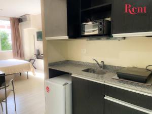 una pequeña cocina con fregadero y microondas en Rent2888 Italiano en Buenos Aires