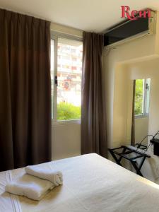 1 dormitorio con 1 cama blanca y ventana en Rent2888 Italiano en Buenos Aires