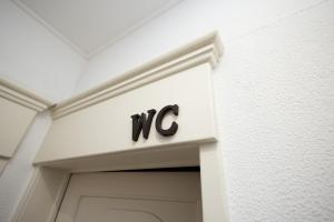 um sinal no topo de uma porta de garagem em Boho Guesthouse - Rooms & Apartments em Lisboa