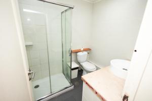 uma casa de banho com um chuveiro, um WC e um lavatório. em Boho Guesthouse - Rooms & Apartments em Lisboa