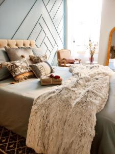 Una cama con manta y almohadas. en Appartements design - Uniques - Centre, en Bagnères-de-Bigorre