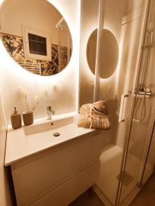 y baño con lavabo y espejo. en Appartements design - Uniques - Centre, en Bagnères-de-Bigorre