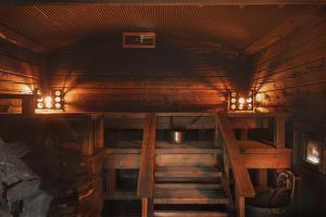 ein Zimmer mit einer Treppe in einer Holzhütte in der Unterkunft Holiday Club Katinkulta in Vuokatti