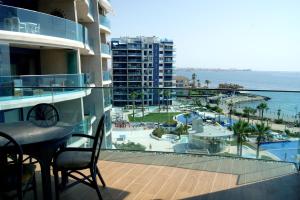 balcone con vista sull'oceano e su un resort di SEA SENSES - Punta Prima - VISTA AL MAR a Torrevieja