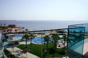 Bazén v ubytovaní SEA SENSES - Punta Prima - VISTA AL MAR alebo v jeho blízkosti
