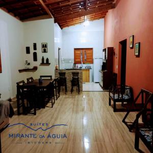 een eetkamer en een keuken met een tafel en stoelen bij Suítes Mirante da Águia in Ibicoara