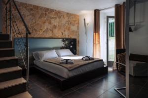 拉古薩的住宿－格拉齊亞旅館，一间卧室设有一张床,卧室内有楼梯