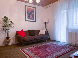 a living room with a couch and a rug at Gemütliche 3-Zimmer-Wohnung-in-Gladbeck in Gladbeck