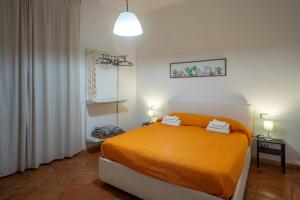 um quarto com uma cama laranja com duas toalhas em Intra' Residenza in Trastevere em Roma