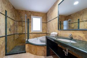 Et badeværelse på Magnífica villa en de playa de Muro + 43 billeder