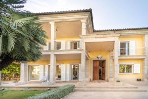 Facaden eller indgangen til Magnífica villa en de playa de Muro