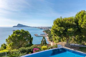 Cette villa dispose d'une piscine et offre une vue sur l'océan. dans l'établissement Villa Campomanes - PlusHolidays, à Altea