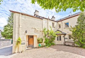 una vista exterior de una casa con entrada en The Old Post Cottage, Coniston, en Coniston